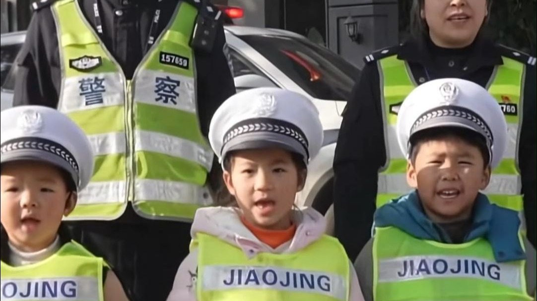 萌娃“交警”上线！卖力喊话路人戴头盔