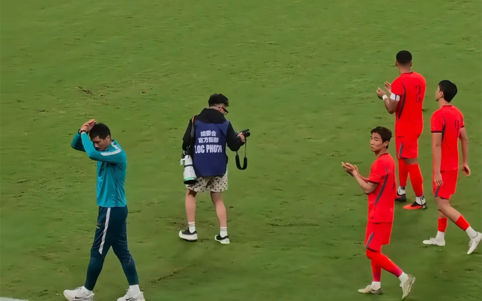 0-5！国足赛后谢场遭遇嘘声！有球迷高喊：丢人现眼！