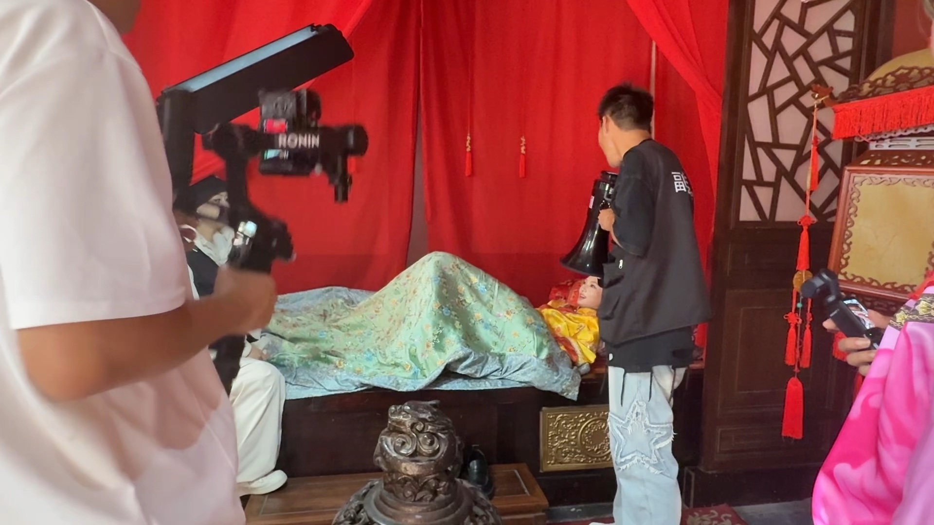 在横店偶遇短剧拍摄，演员拉我一起庆祝票房大卖🎬