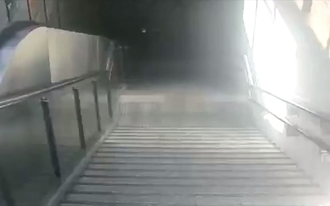 女子低头玩手机不看路重重摔下楼梯后脑勺着地