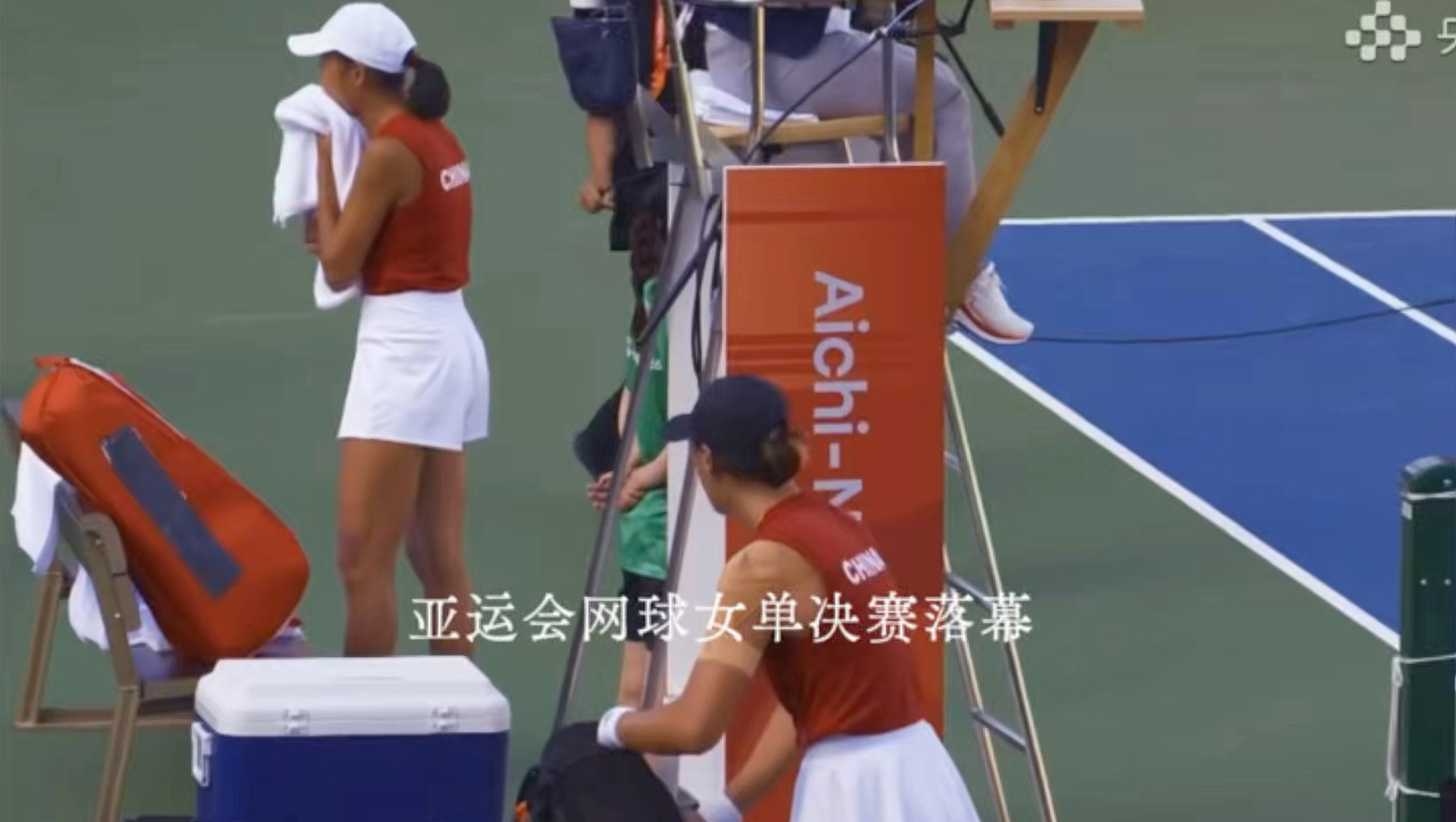 #2026亚运会# 女单决赛角落一幕静静地看着这一幕被两位中国金花感动到一时间分不清是画质太低还是被泪水模糊了双眼