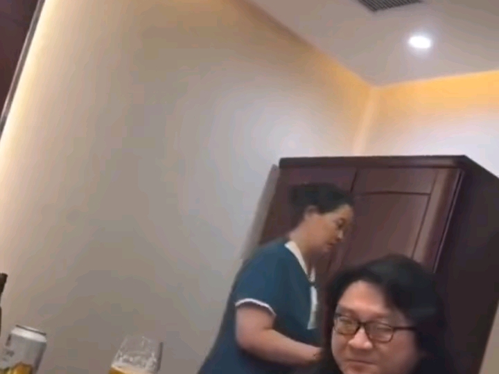 服务员因下班催促用餐客人，双方言语冲突引发热议
