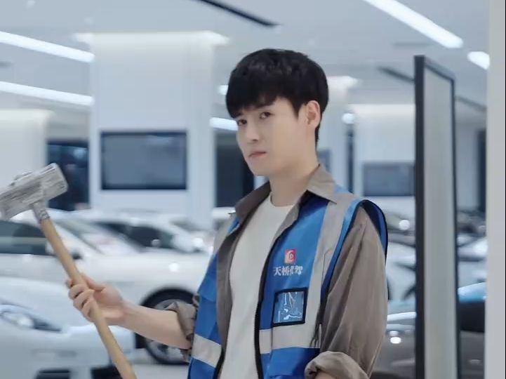 4S店里砸车，开挂的人生原来这么爽！：前妻重金求复合我却对钱不感兴趣