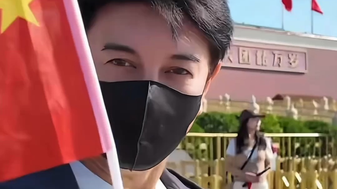 吴奇隆前脚在天安门举五星红旗，后脚台湾开球活动被取消。本人回复网友：“不赚钱也是这个立场！”