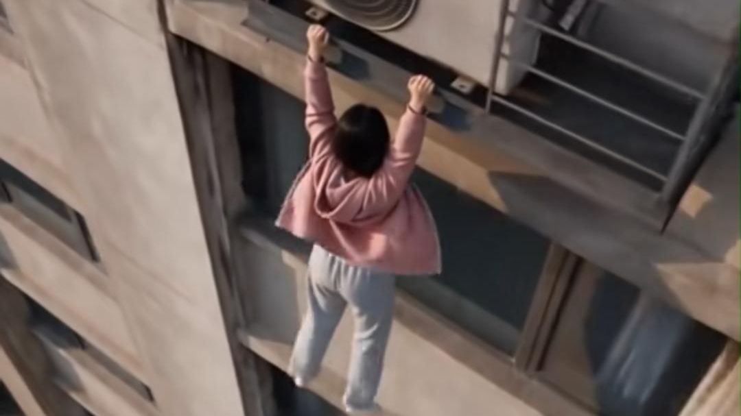 父亲外出喝酒留下自闭女儿独自在家，孩子受惊爬上阳台发生意外，曾经遭他栽赃的老林挺身而出