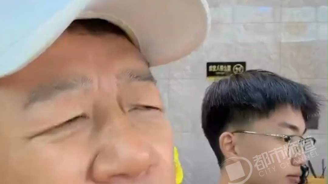 演员郭涛第一次尝试河南胡辣汤，水煎包1元 胡辣汤8元 直呼确实便宜，河南网友：我们还有更便宜的。