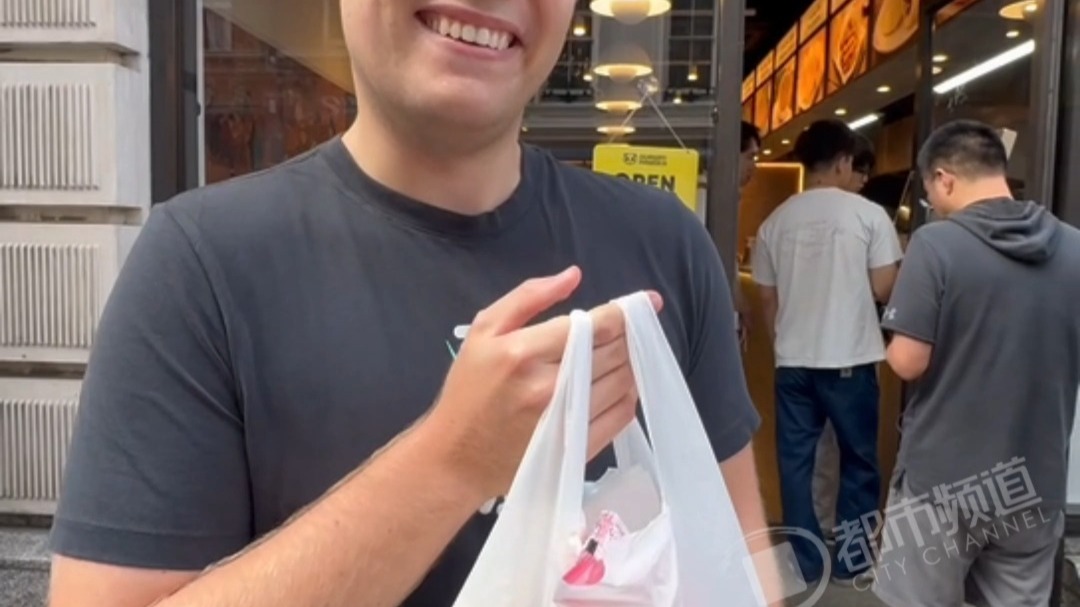 方中山胡辣汤海外首店正式开业，位置在大英博物馆旁边，一碗胡辣汤9.8英镑≈87元