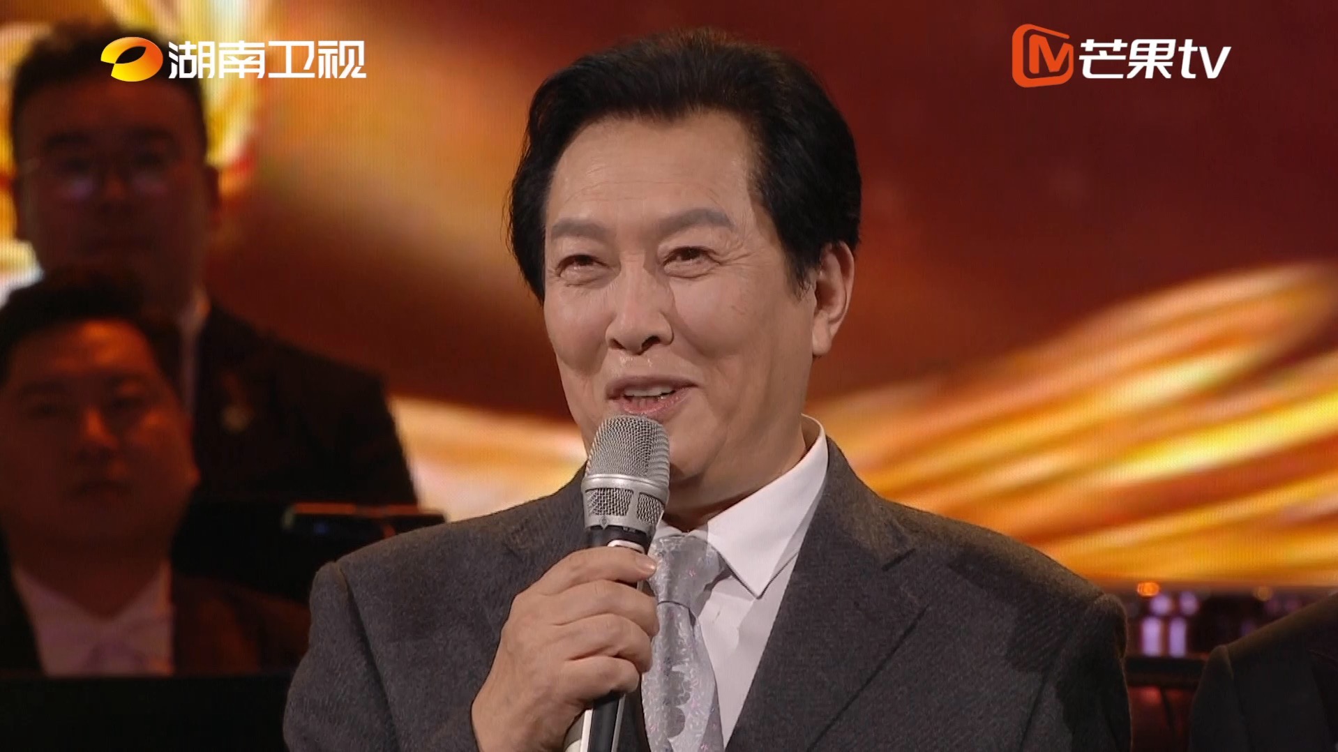 【第33届金鹰奖】学AI玩梗拍短剧！唐国强主动拥抱年轻人