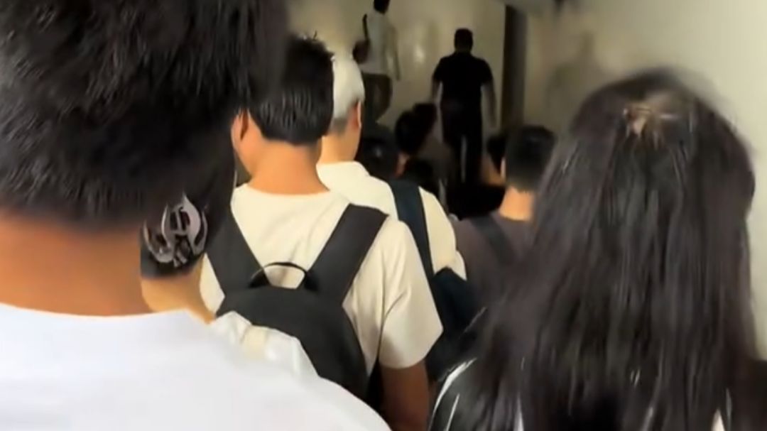 女生被迫闻二手烟忍无可忍，一嗓子吼过去真勇！如果你碰到这种情况 敢出声提醒吗?