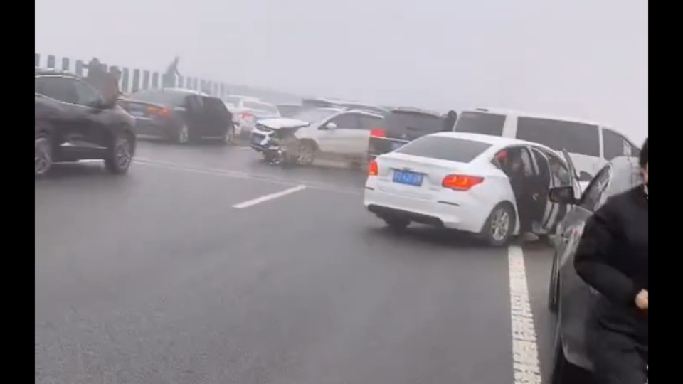 河南高速百车大连撞，主打一个停不住