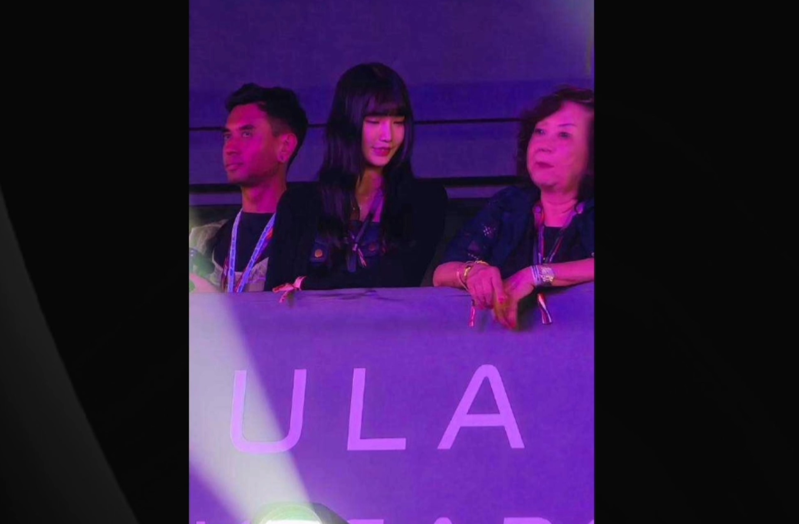 林俊杰女友七七和林妈妈看林俊杰演出，七七发现被拍害羞低下头