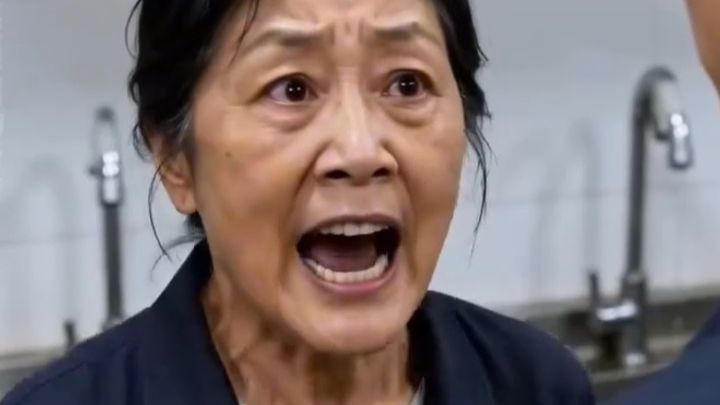 每天凌晨5点去女儿店里帮忙，只因喝了一瓶水，她就要罚我一万元！