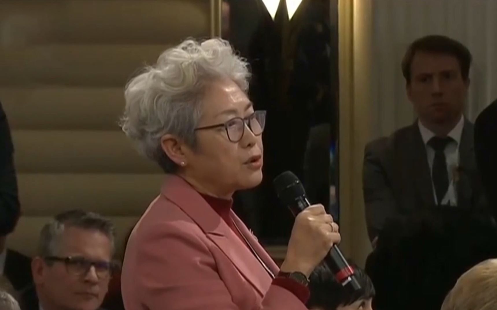 傅莹当面“询问”佩洛西：西方民主这么脆弱，华为就能威胁它？