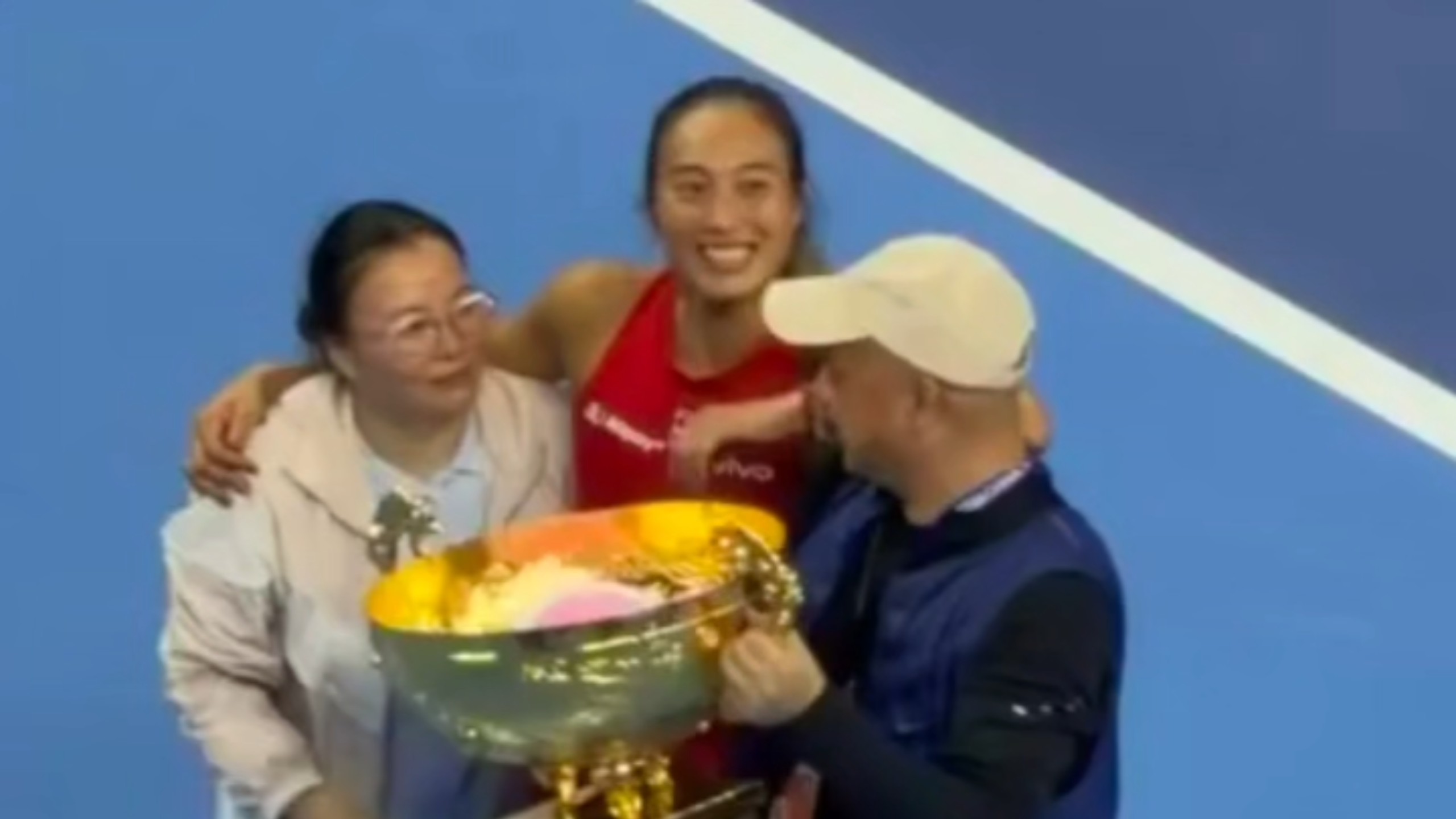 郑钦文太逗！一把摘掉爸爸帽子，让其光头形象庆祝，妈妈开怀大笑