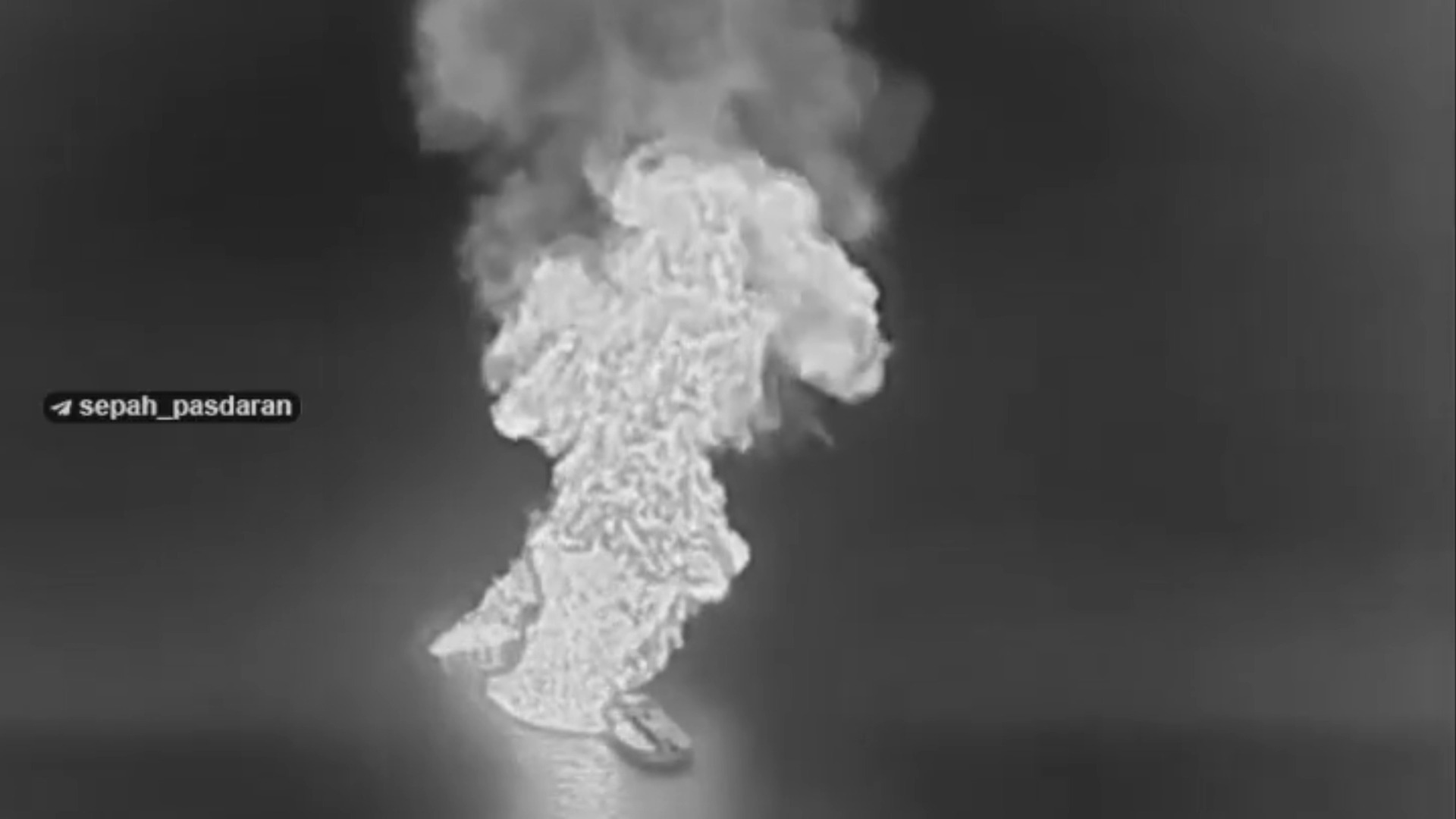 一艘满载原油的超级油轮在驶出霍尔木兹海峡时触雷。伊朗伊斯兰革命卫队称，该船当时使用了“未经授权的航线”