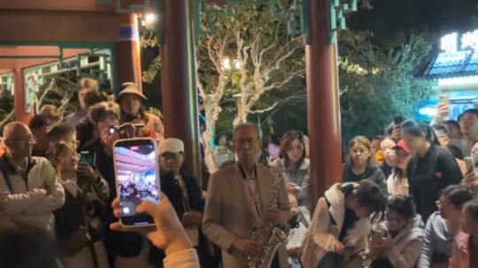 没茅台，法拉利老了也是法拉利，恭喜济南大明湖的大爷靠一曲萨克斯获得了优先择偶权