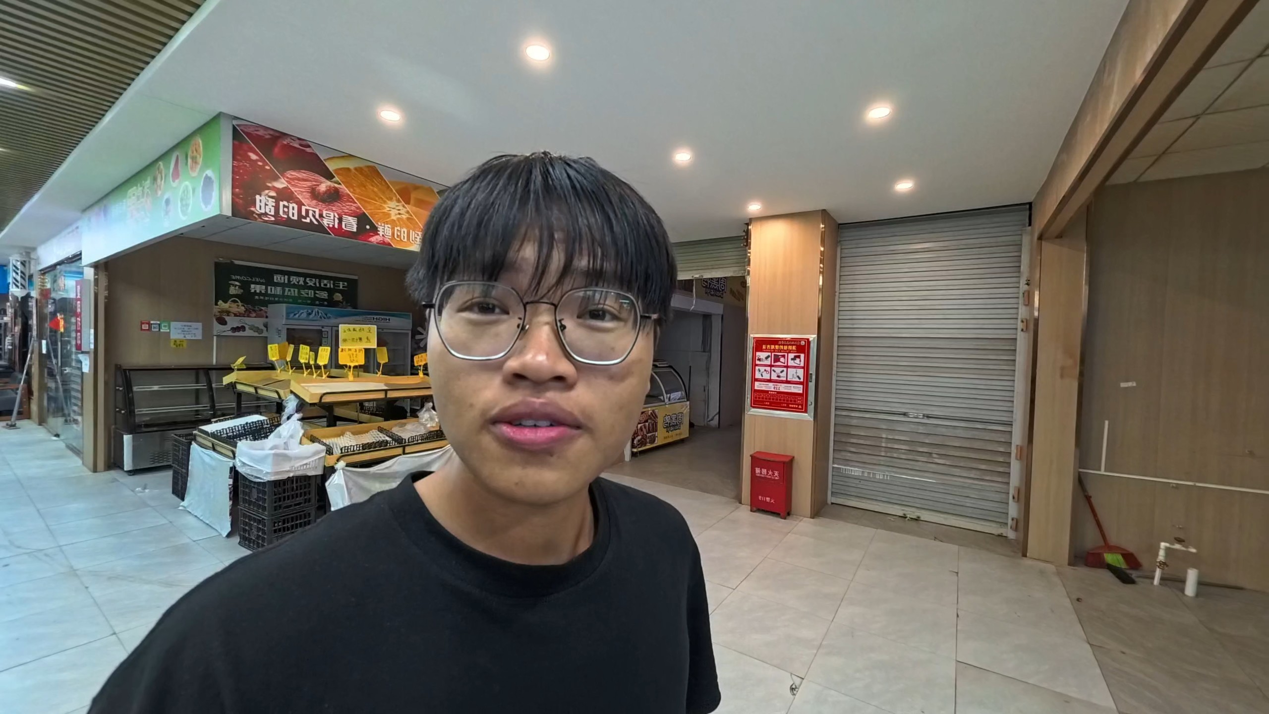 第四集：教学拿快递          在这个互联网日益发达的社会，应该还有很多人不知道怎么拿快递吧，我出个教学视频帮助一下大家