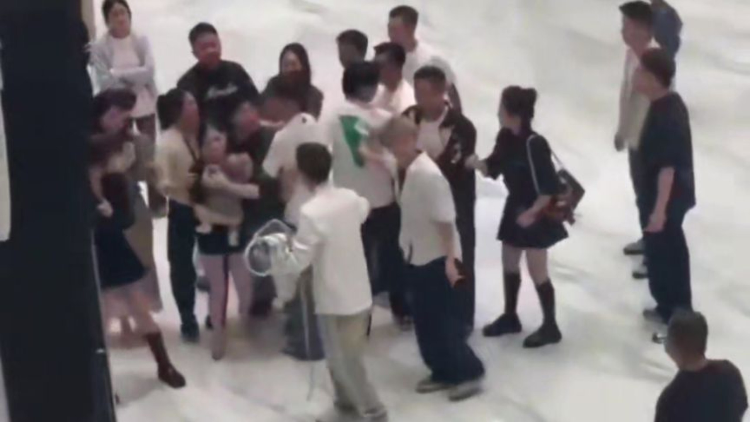 贵州男子离谱操作！同一家酒店办两场宴，一边娶现任妻子办结婚宴，一边给自己和前女友孩子办百日宴