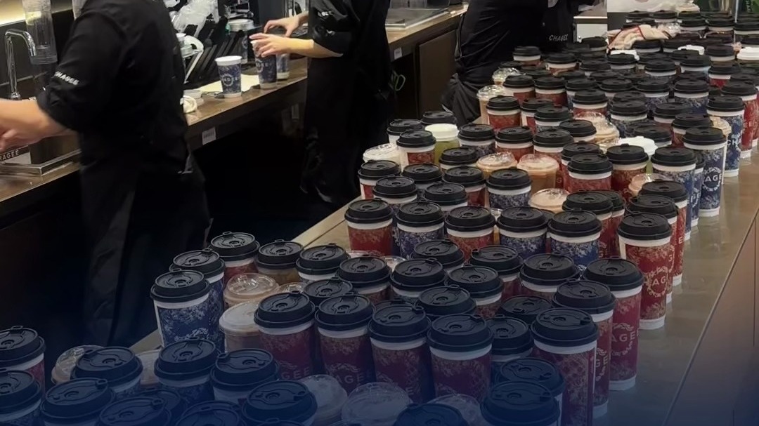 长沙霸王茶姬德思勤广场店爆单5000余杯办公室线下支援打包全做完闭店