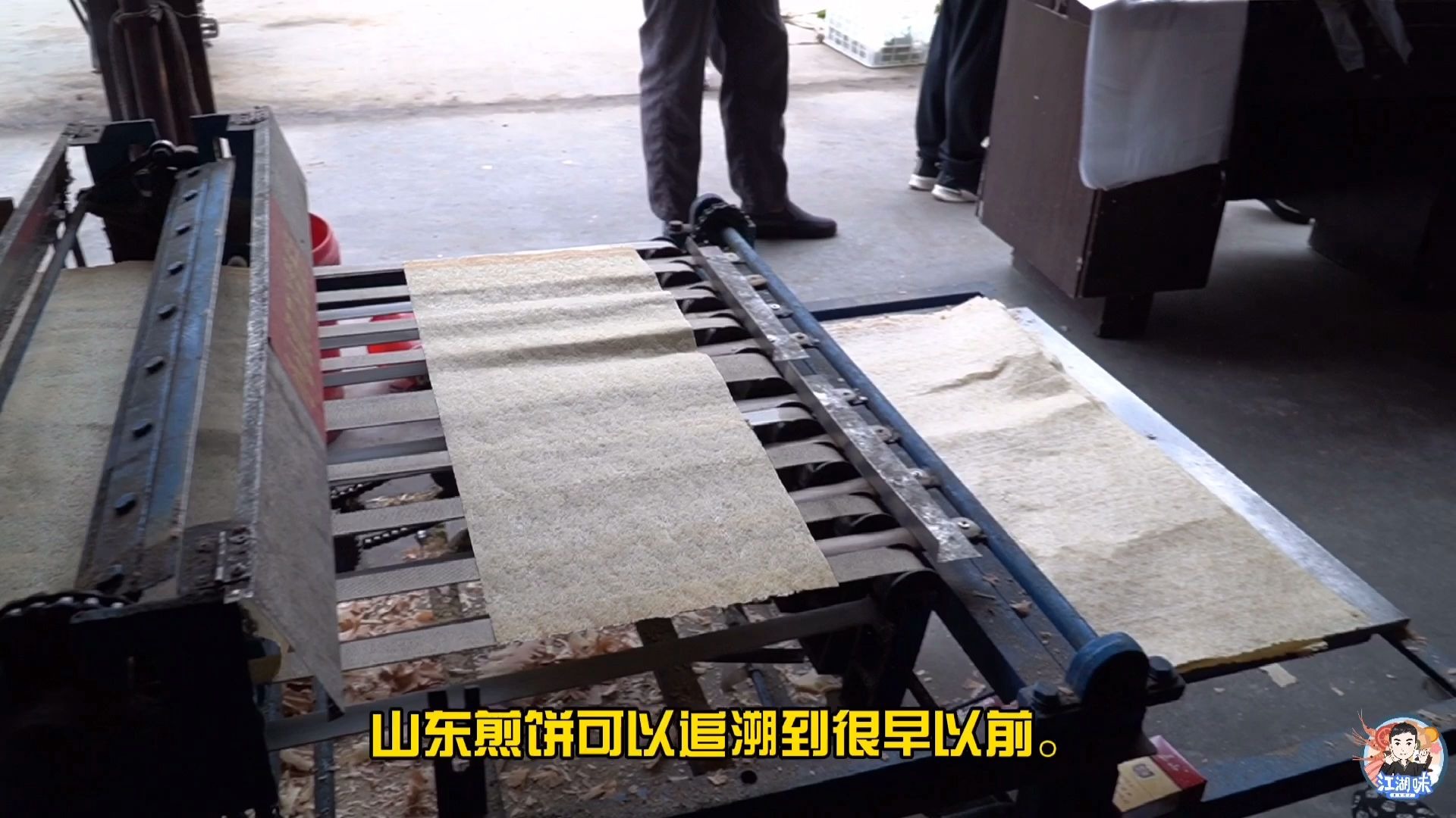 农村大集机器杂粮煎饼，薄如纸2块钱一斤，顾客一买就是20斤