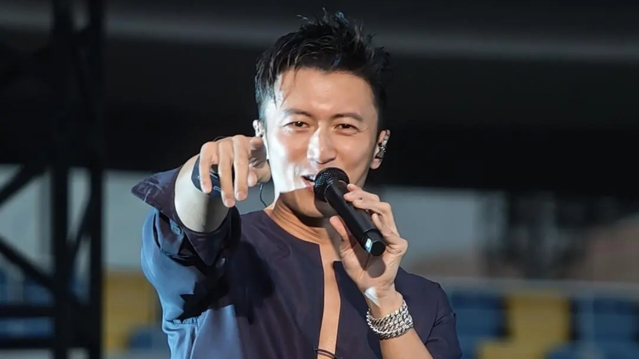 【4K|Live】谢霆锋《你微笑时好美》西安演唱会名场面嗨爆全场万人大合唱经典歌曲现场live！谢霆锋进化演唱会西安站！谢霆锋西安演唱会！谢霆锋演唱