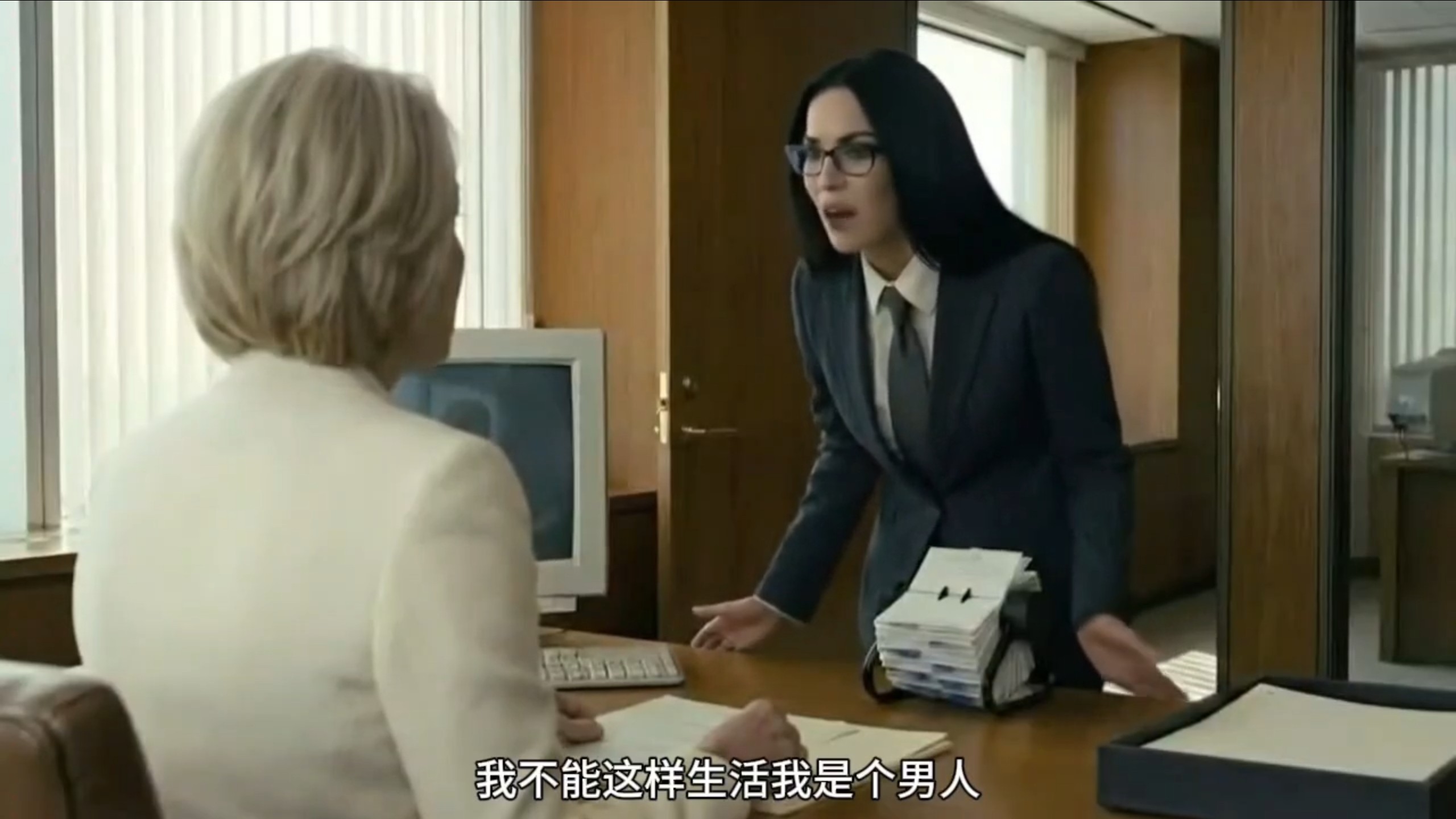 尼克是公司的老员工了，但老板却有其他小心思，他计划让尼克成为他新的漂亮女秘书！01