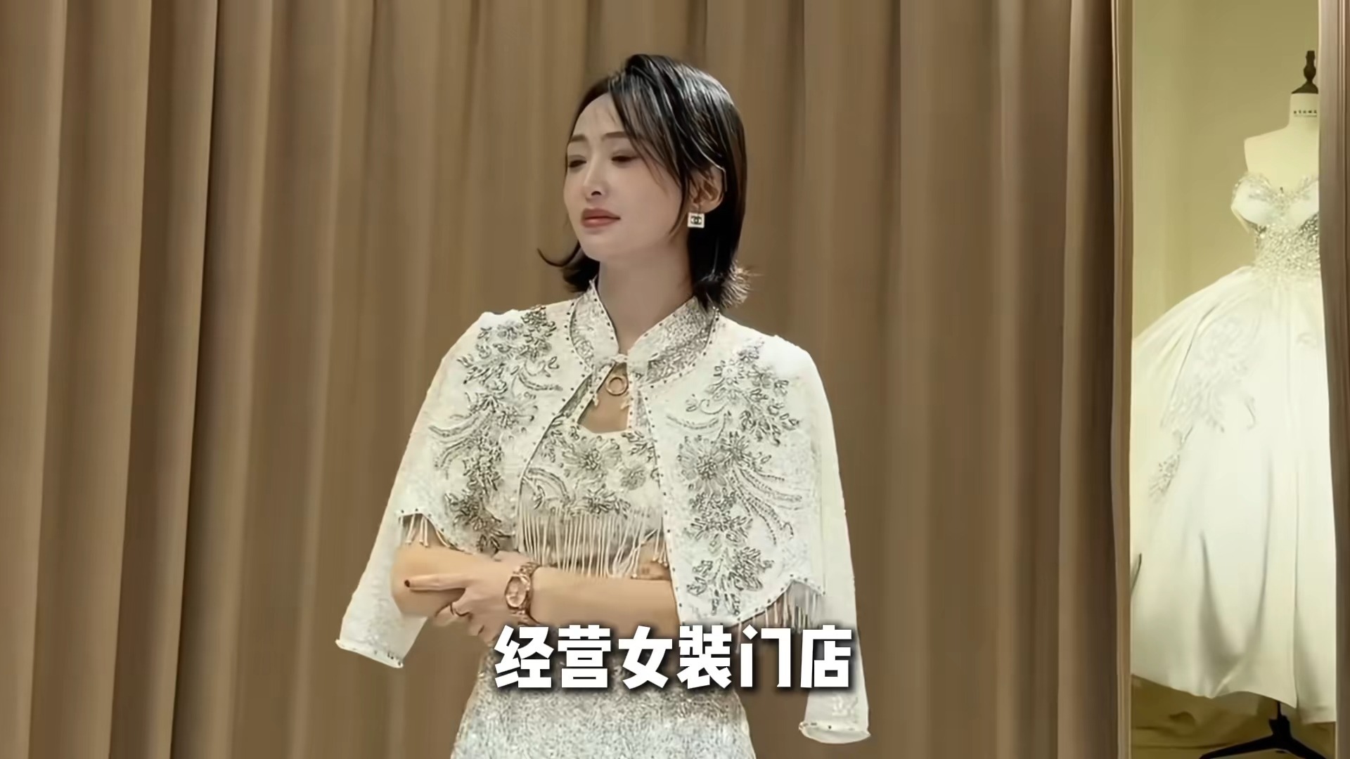 安徽太和40岁喜婆婆，白旗袍造型引发全网讨论，设计环节抬高新娘体面