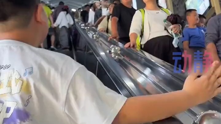 内向的男孩在妈妈的鼓励下勇敢迈出第一步，与陌生人完成了击掌挑战