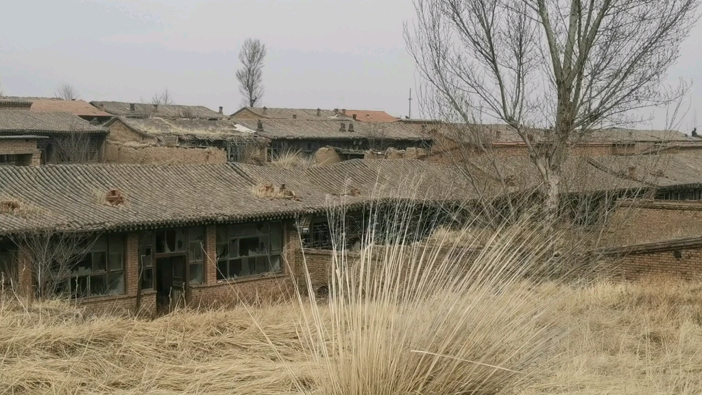 河北大山里发现一无人村落，整体搬迁空无一人，晚上一定很刺激