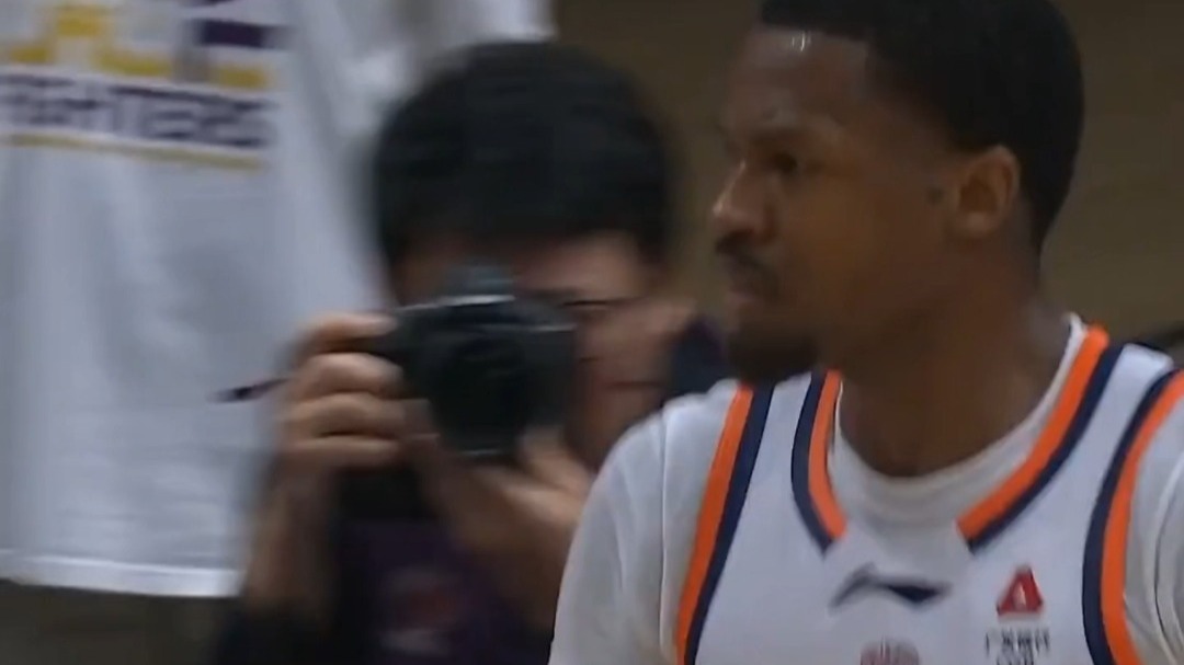 两连胜！上海男篮105-92击败北控，张镇麟28+3+4，麦基17分