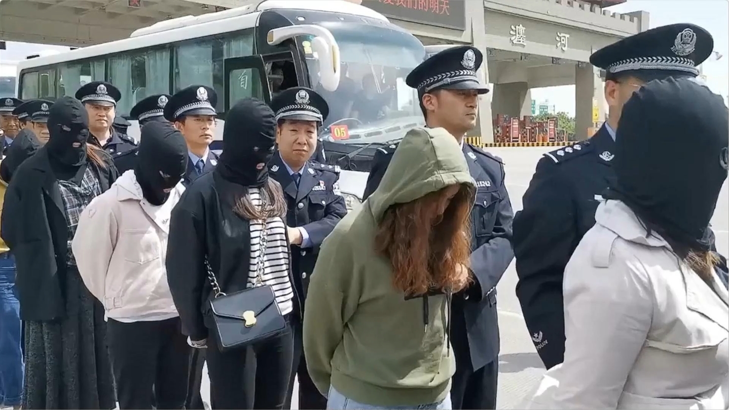 诈骗犯押解