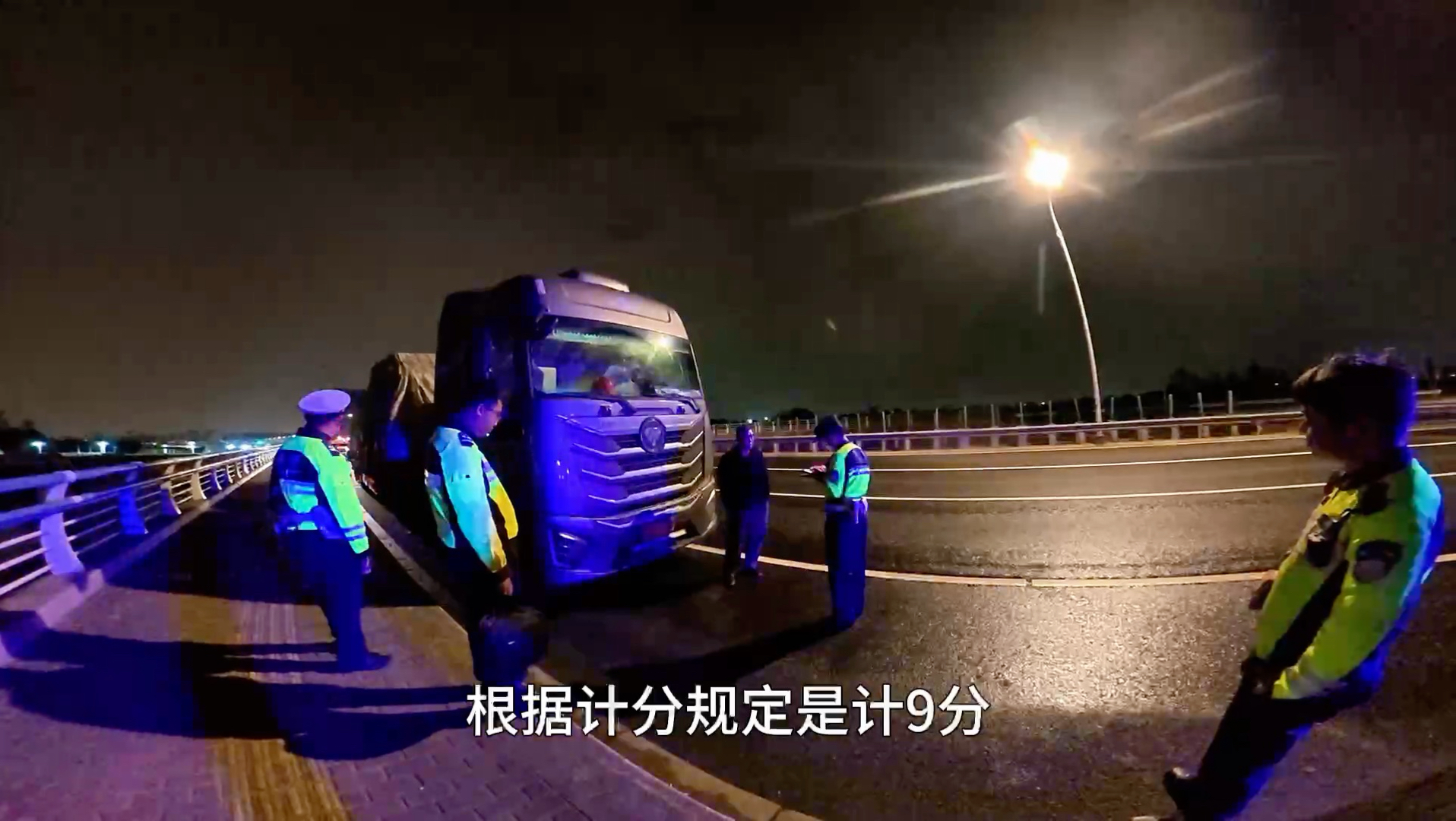 大车加装射灯一路高架，吴江交警现场处罚大快人心！