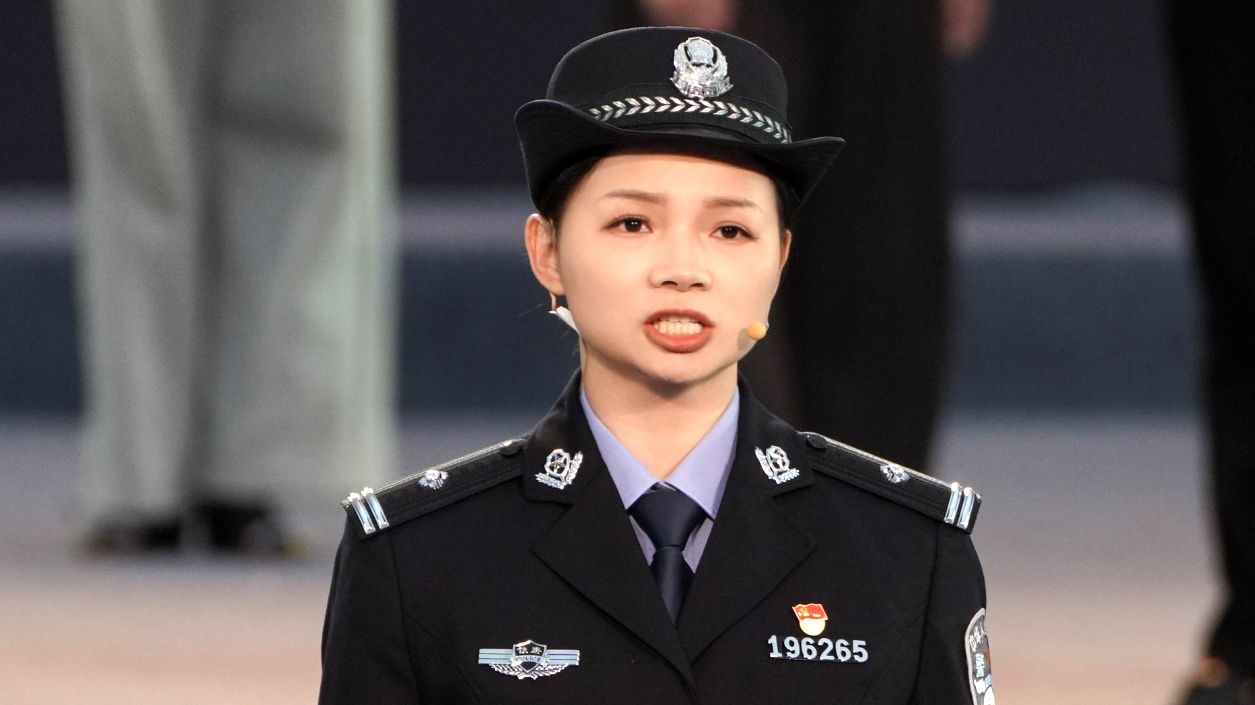 何以中国•当惊世界殊｜洪水中抱树坚持9小时，“抱树女孩”江珊成为人民警察重逢抗洪英雄