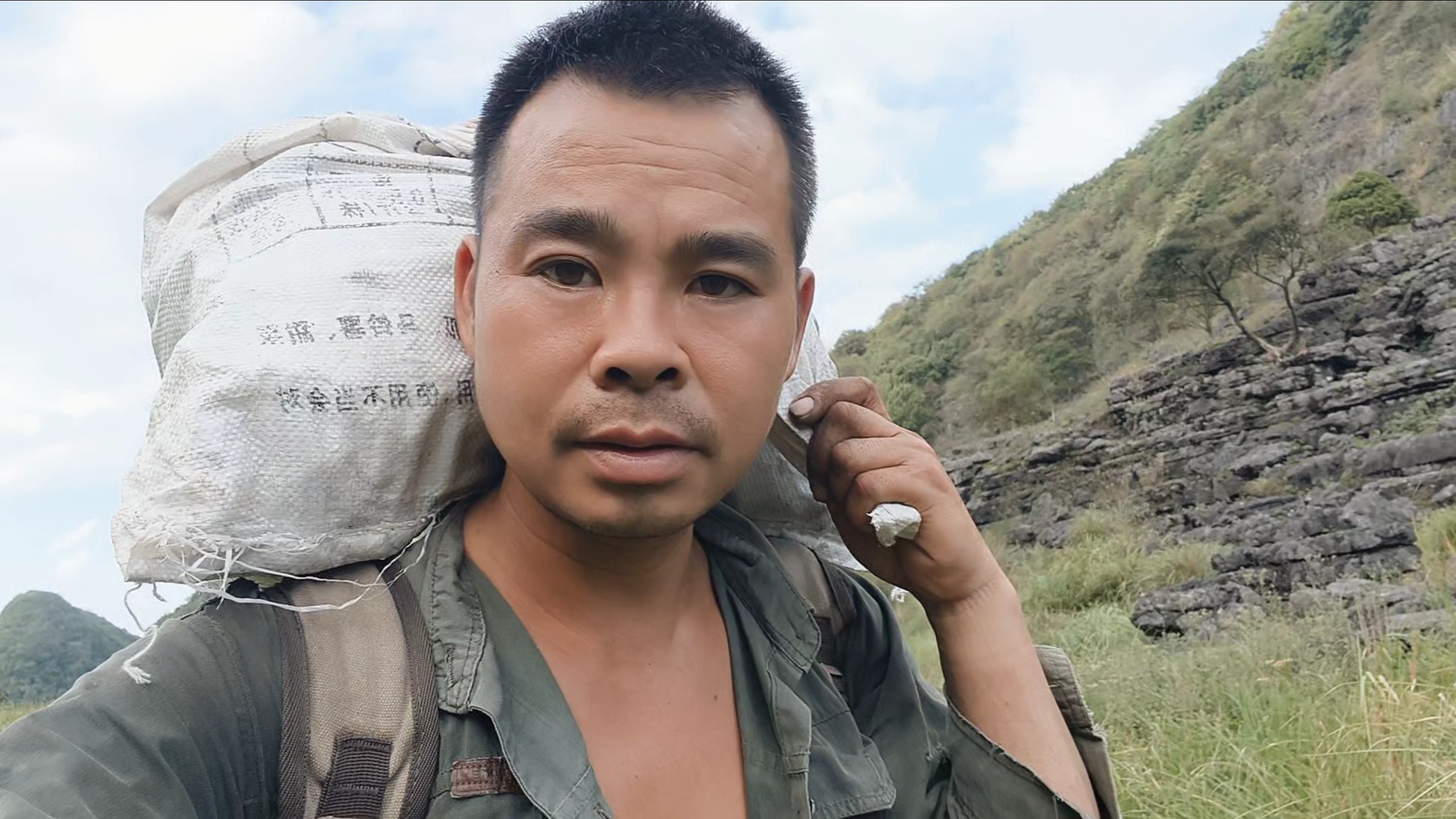 农村光棍每天爬10公里山路寻找野生黄精，今天收获20斤600块钱