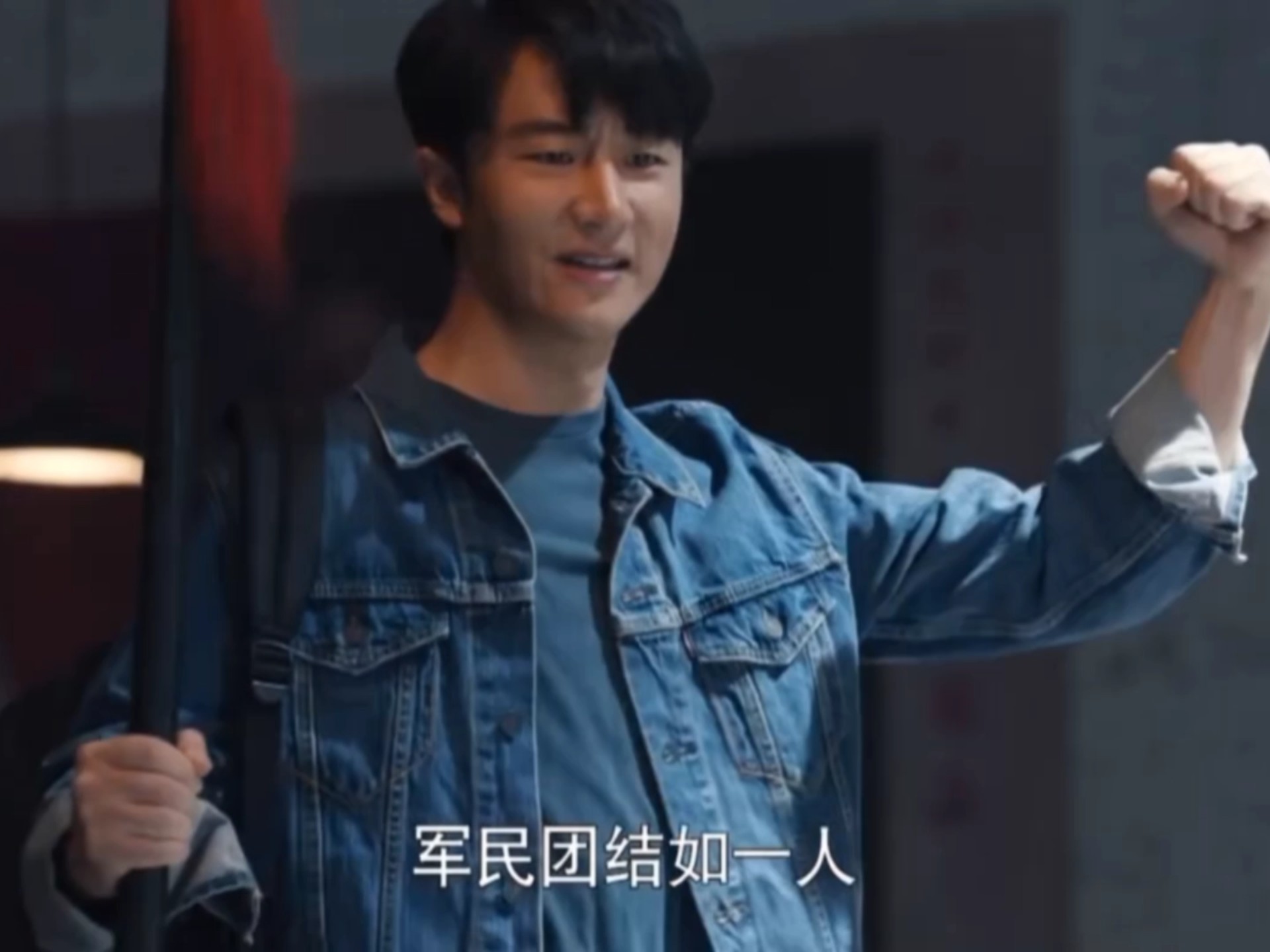 “以前这天天演样板戏，军民团结如一人试看天下谁能敌”