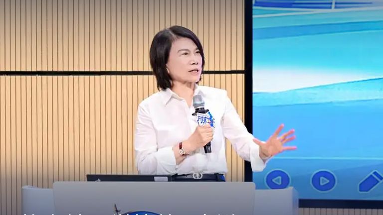 格力技工学校首届新生迎开学第一课，校长董明珠现身授课，“不需要出国就可以学到本领，希望你们15年后能做到总裁”