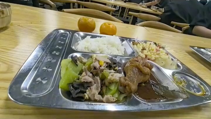 张雪员工的一天，食堂有鸡腿6个凉菜！