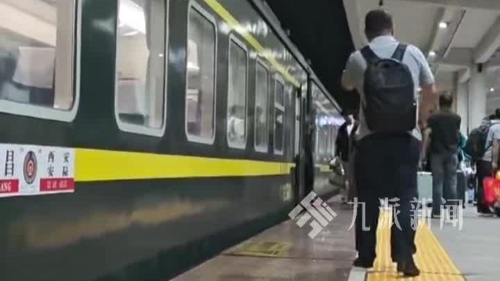 被限高老板坐绿皮火车跑生意还债千万 ：妻子不堪重负离去，他一度想轻生被救回