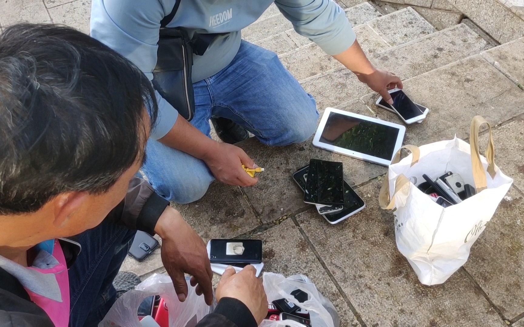 家里的旧手机坏手机还能值多少钱？实拍本地手机回收交易全过程